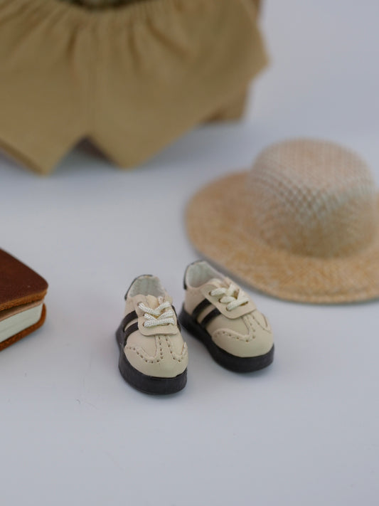 Outfit for a Knitted Frog.