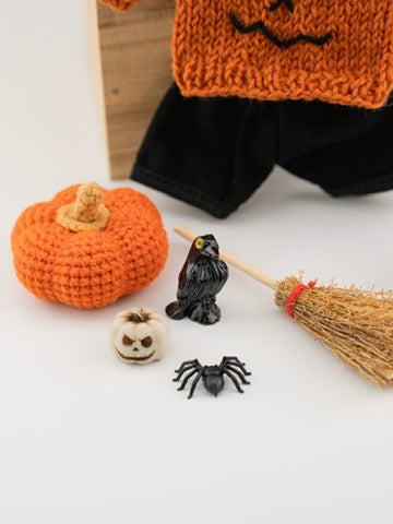 Outfit for a Knitted Frog.