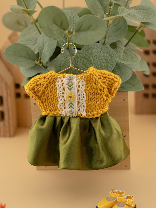 Outfit for a Knitted Frog.