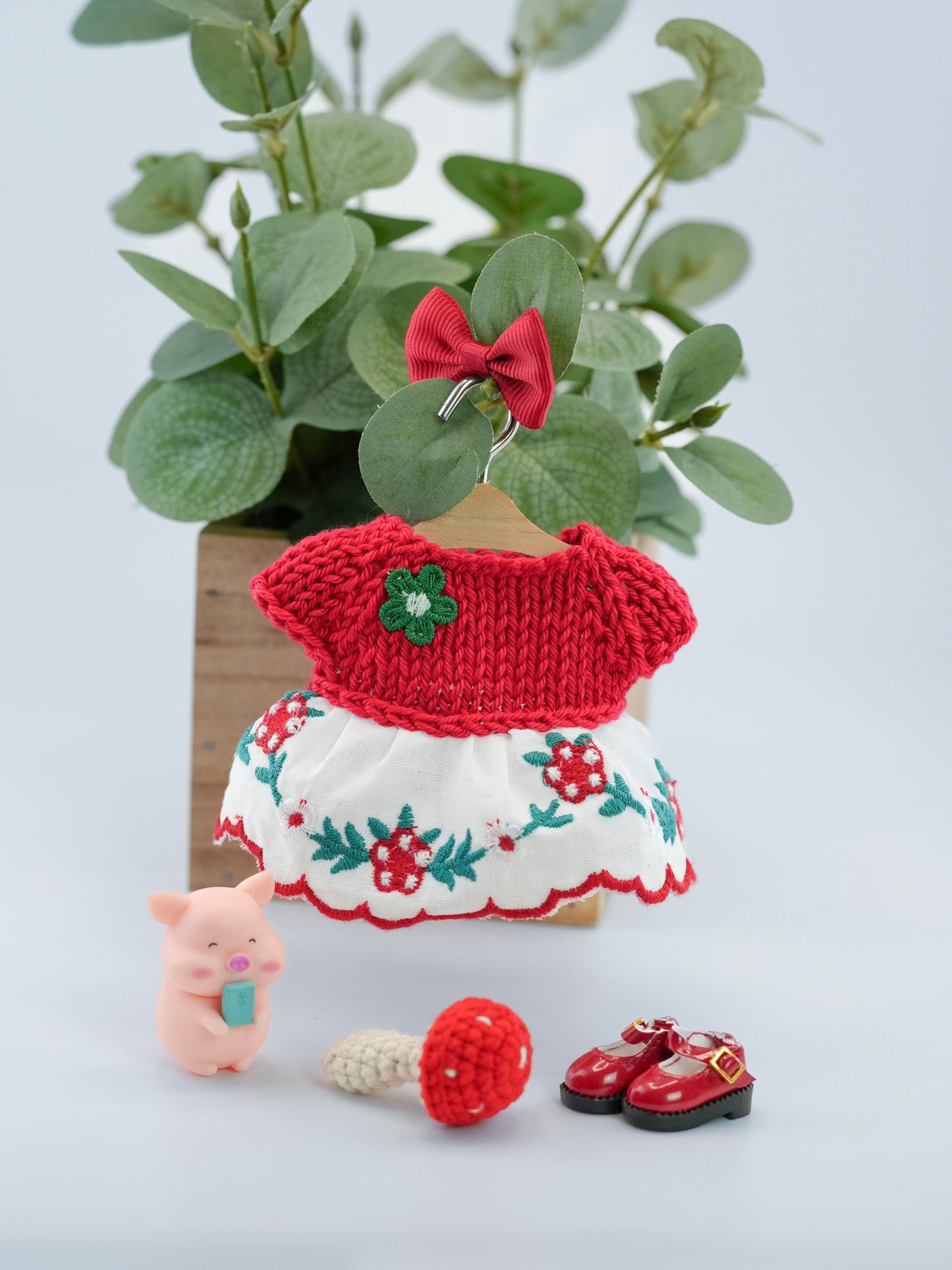 Outfit for a Knitted Frog.