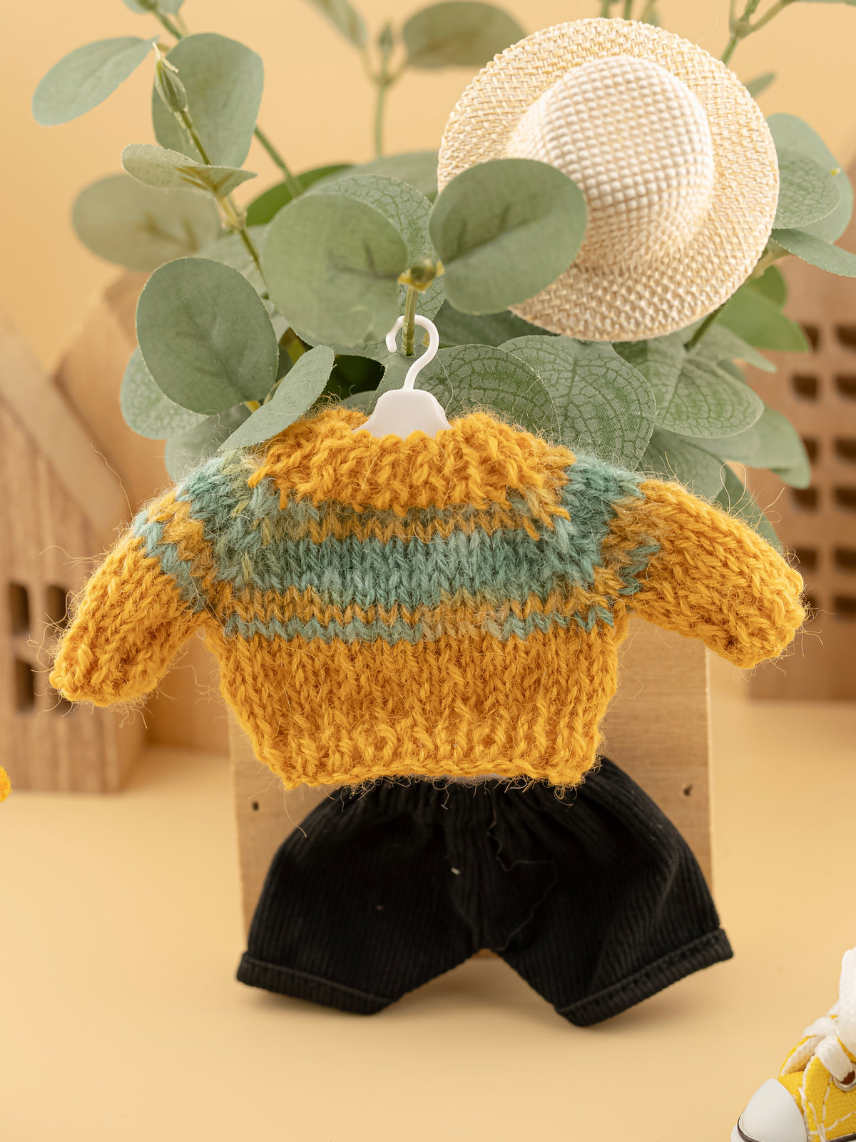 Outfit for a Knitted Frog.