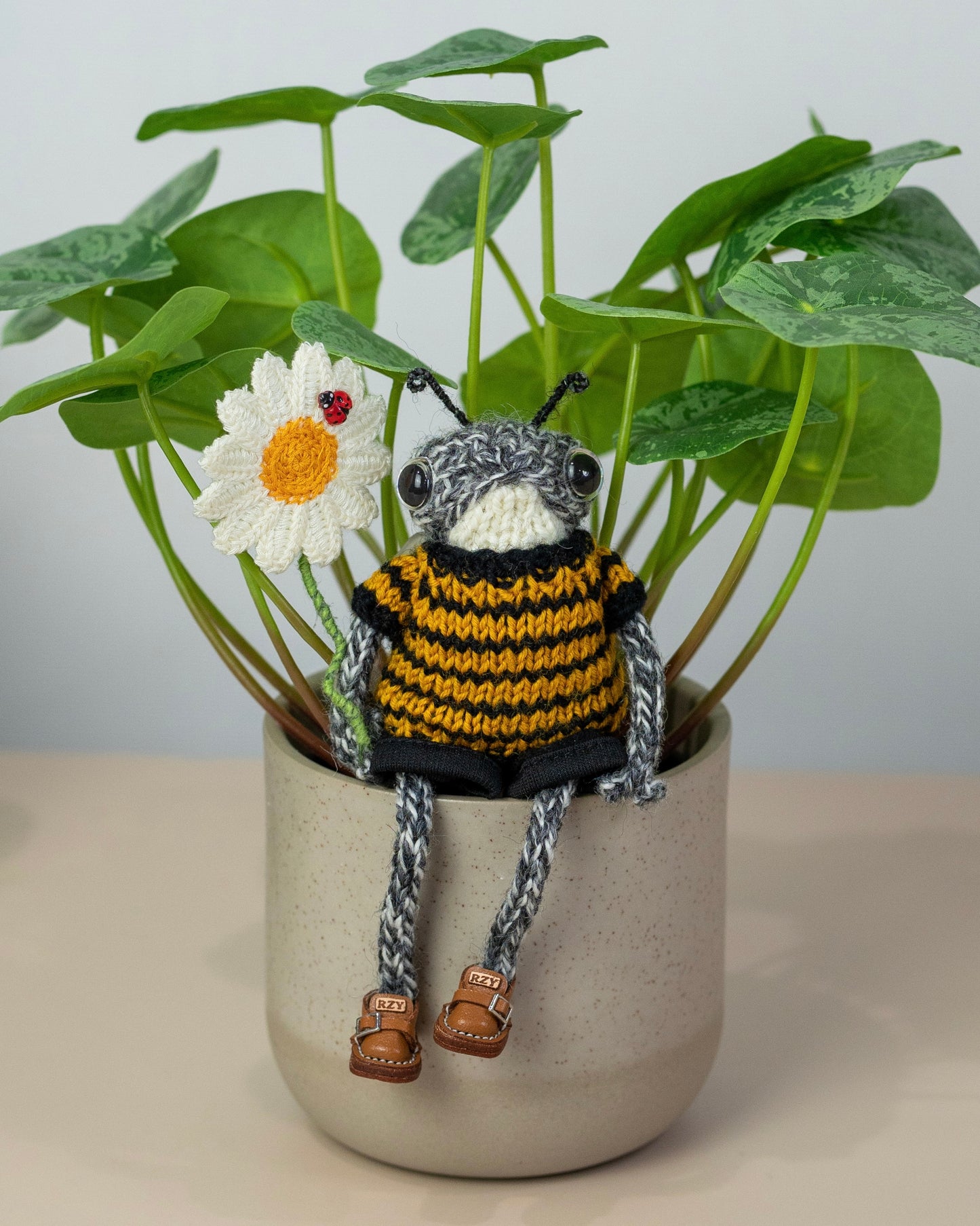 🐝 Knitted Frog