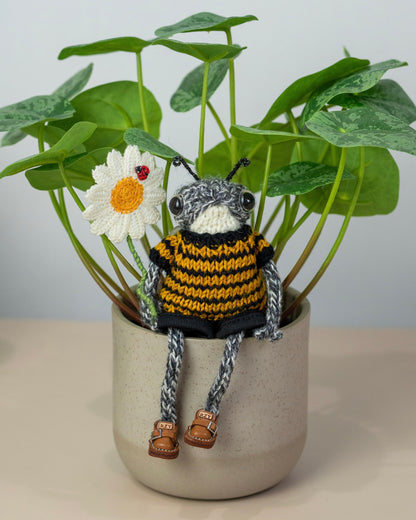 🐝 Knitted Frog