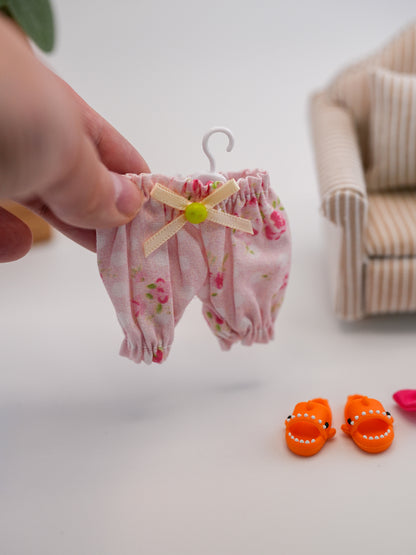 Outfit for a Mini Frog.