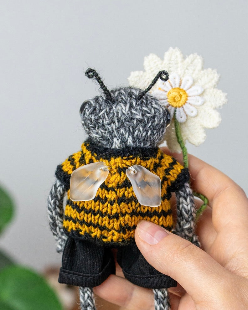 🐝 Knitted Frog