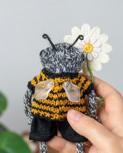 🐝 Knitted Frog