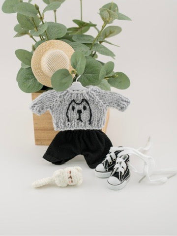 Outfit for a Knitted Frog.