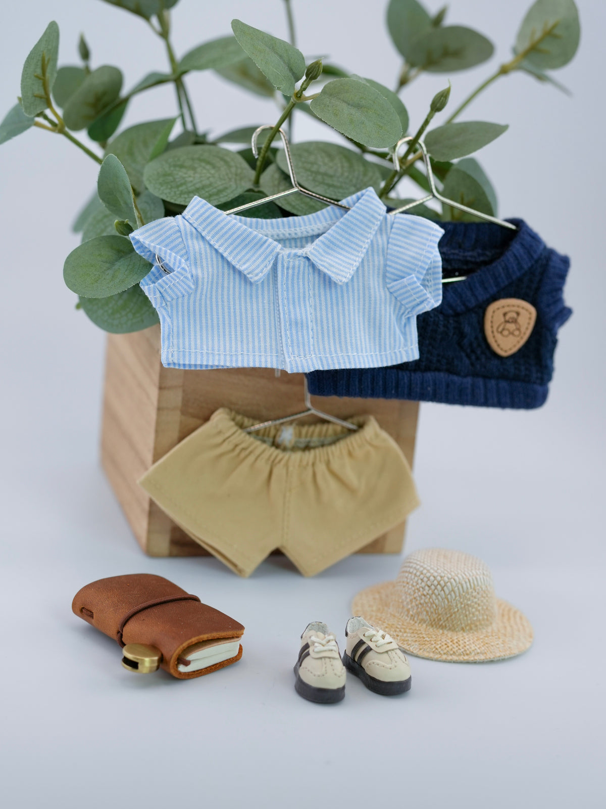 Outfit for a Knitted Frog.